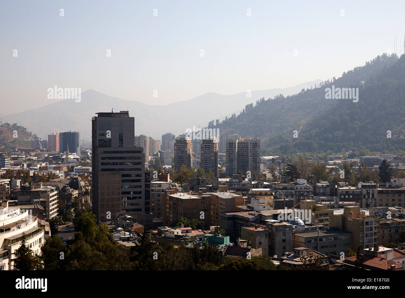 Vista del barrio lastarria verso la collina di san cristobal nel centro cittadino di smog santiago dal cerro la collina di santa lucia Santiago del Cile Foto Stock