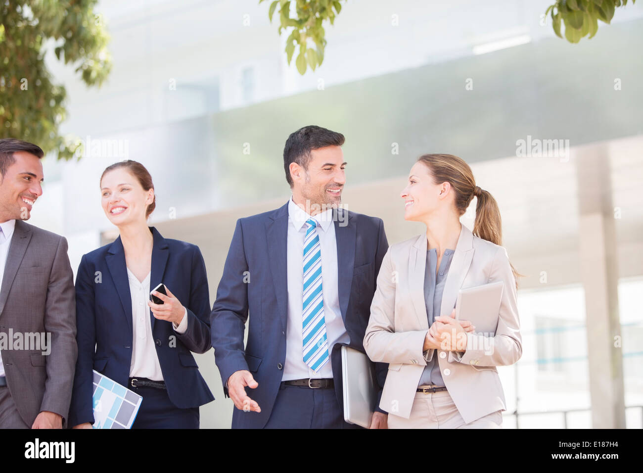 La gente di affari di parlare all'aperto Foto Stock