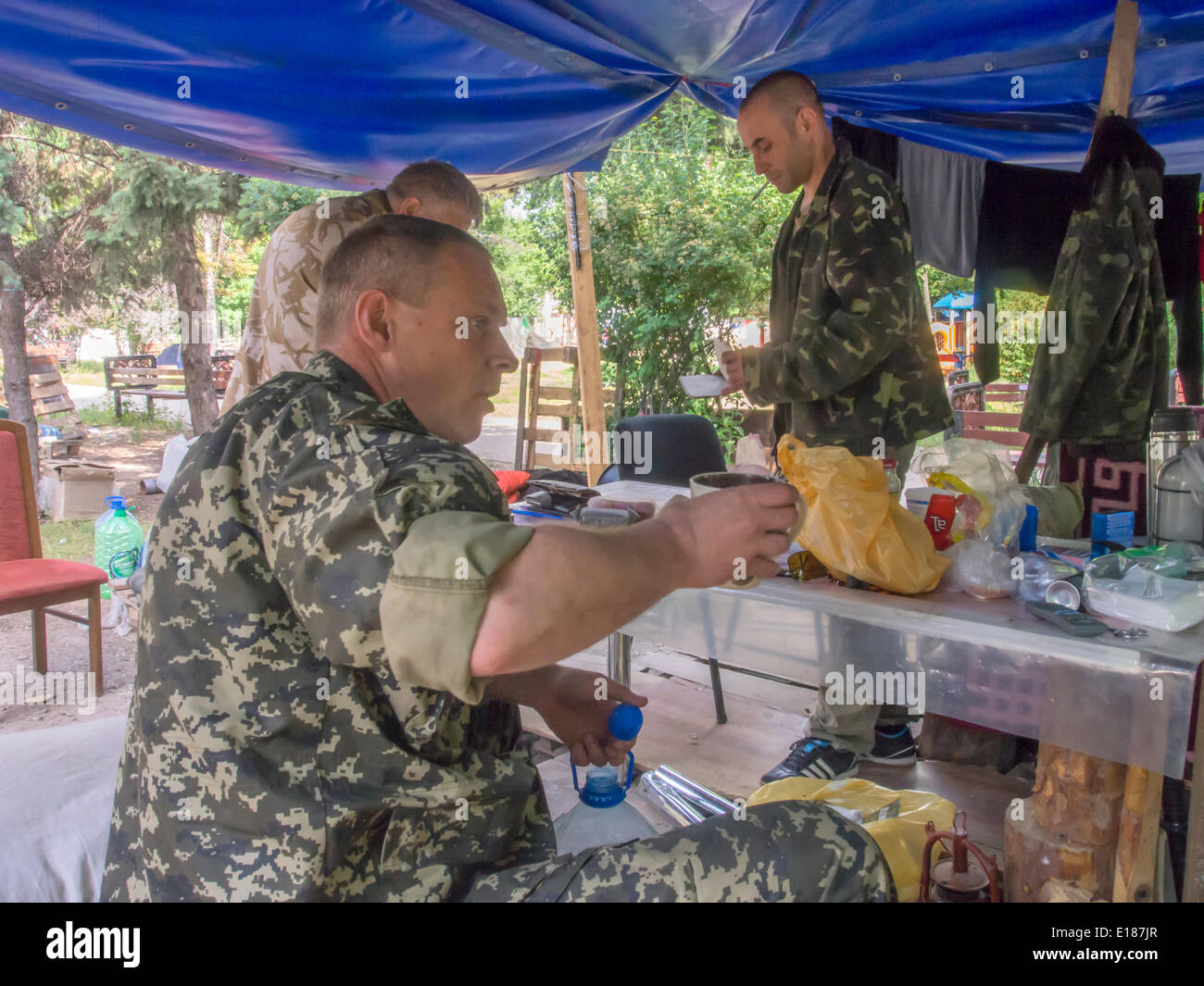 Luhansk, Ucraina. 26 Maggio, 2014. Pro-Russian gli attivisti hanno la colazione in una tenda di fortuna nel parco di fronte all'edificio di servizio segreto dell'Ucraina -- il potere di auto-proclamato Repubblica Popolare di Luhansk prevede il potenziamento delle azioni da parte delle truppe ucraine dopo il conteggio dei voti nelle elezioni presidenziali. Questo è stato affermato dalla testa del cosiddetto FSC Valery Bolotov reporters lunedì in Lugansk. "Più probabile, dopo il conteggio finale dei voti in Kiev fase attiva in vigore,' - detto Bolotov. Secondo lui, attualmente detengono il potere Guardia Nazionale Ukrain Foto Stock