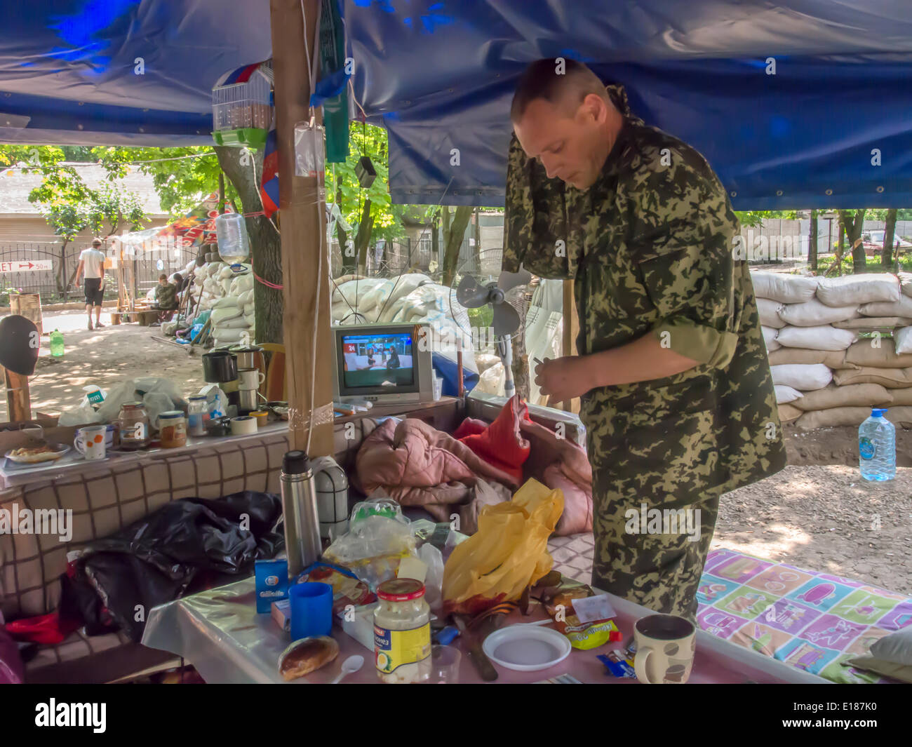 Luhansk, Ucraina. 26 Maggio, 2014. Pro-Russian gli attivisti hanno la colazione in una tenda di fortuna nel parco di fronte all'edificio di servizio segreto dell'Ucraina -- il potere di auto-proclamato Repubblica Popolare di Luhansk prevede il potenziamento delle azioni da parte delle truppe ucraine dopo il conteggio dei voti nelle elezioni presidenziali. Questo è stato affermato dalla testa del cosiddetto FSC Valery Bolotov reporters lunedì in Lugansk. "Più probabile, dopo il conteggio finale dei voti in Kiev fase attiva in vigore,' - detto Bolotov. Secondo lui, attualmente detengono il potere Guardia Nazionale Ukrain Foto Stock