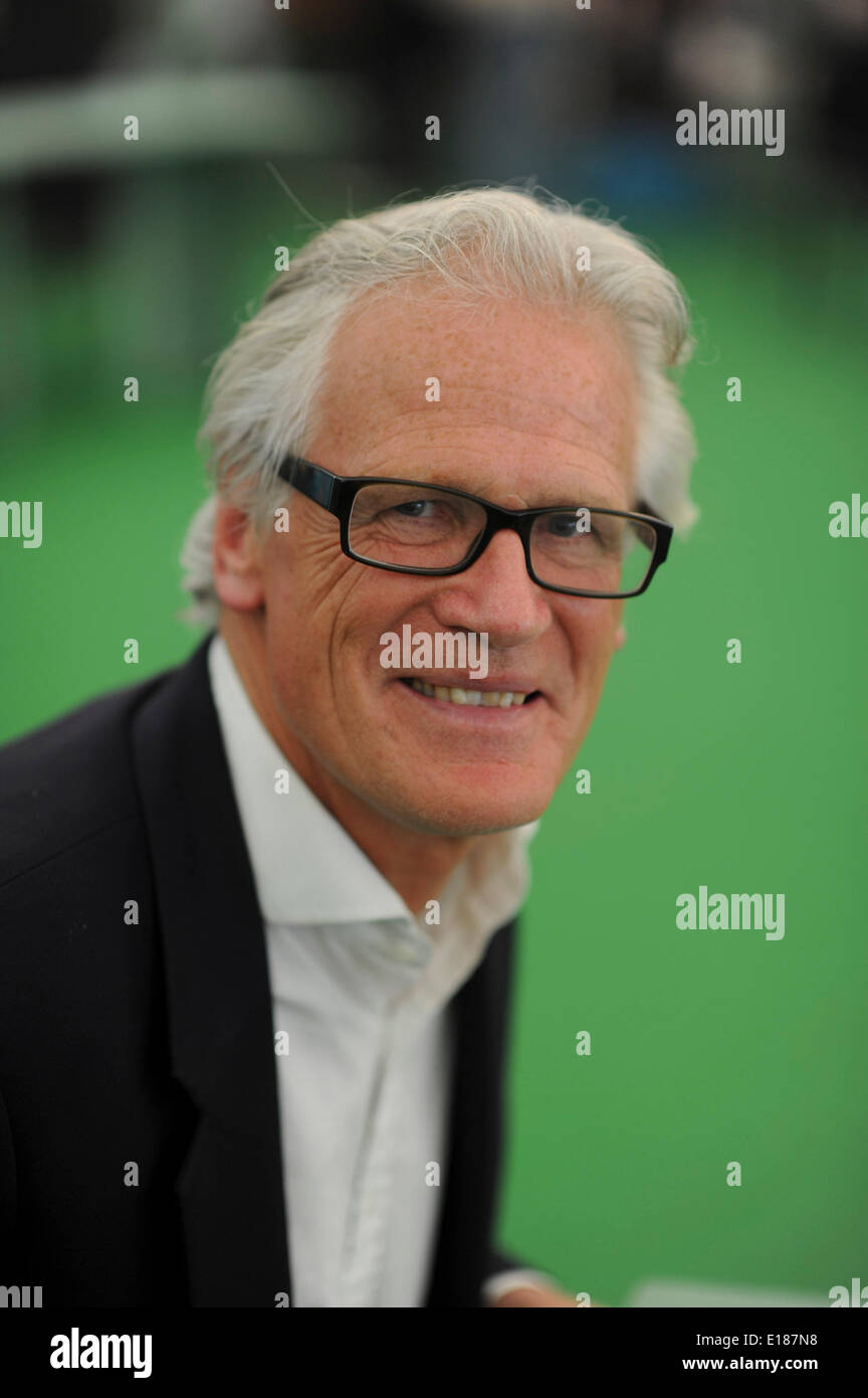 Hay on Wye, Wales UK, BANK HOLIDAY lunedì 26 maggio 2014 PHILIP HOOK, senior director di Sotheby's auction house, il quinto giorno del 2014 Daily Telegraph Hay Festival della Letteratura, Wales UK Photo credit: keith morris/Alamy Live News Foto Stock