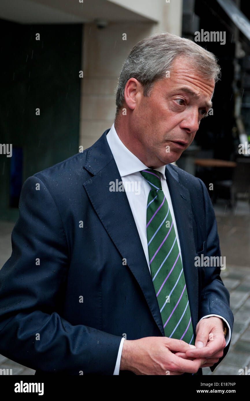 Nigel Farage Vittoria Intercontinental Hotel Broadway Street London Regno Unito con il Team UKIP a festeggiare MEP elezione 2014 Credit: Prixnews/Alamy Live News Foto Stock