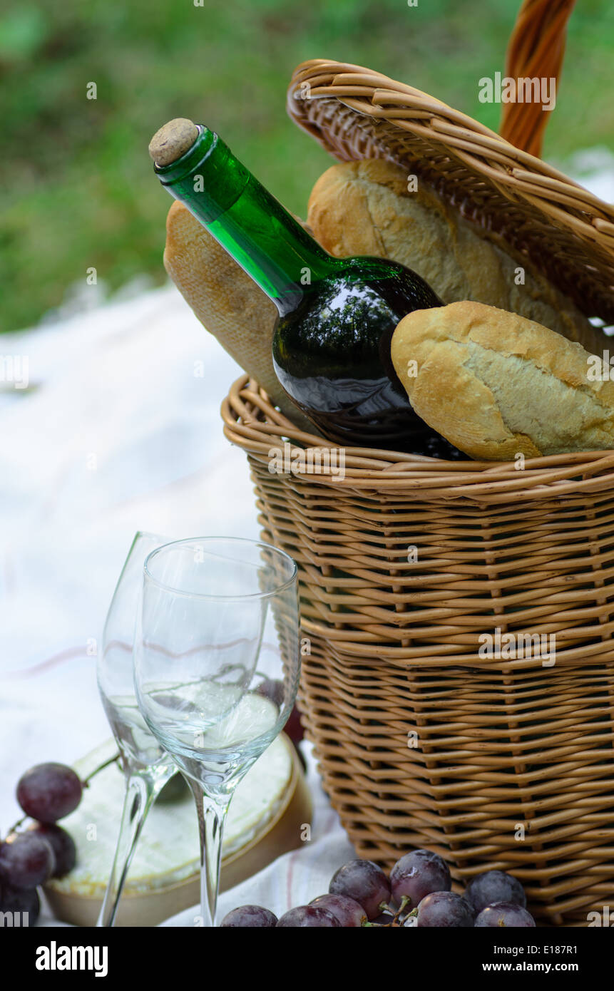 Cesto per pic-nic e il cibo nella foresta Foto Stock