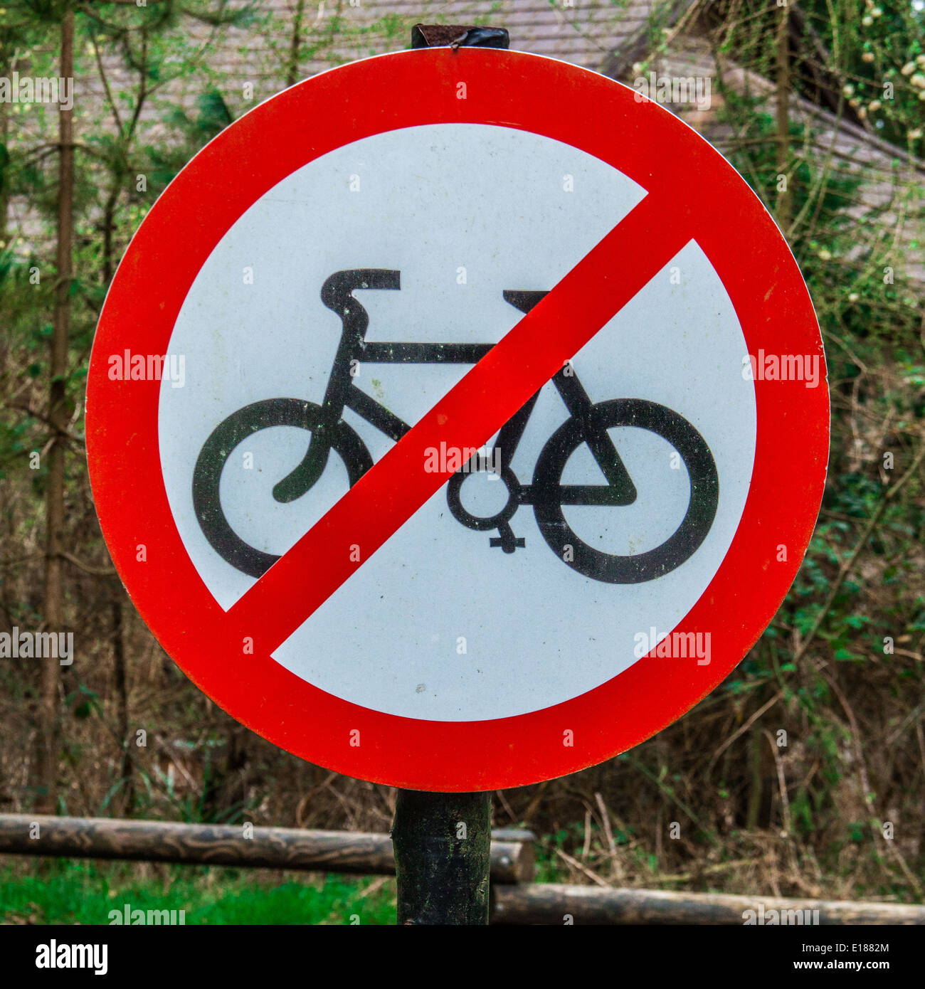 Nessun segno di ciclismo Centerparcs, Longleat, Wiltshire, Inghilterra, Regno Unito. Foto Stock