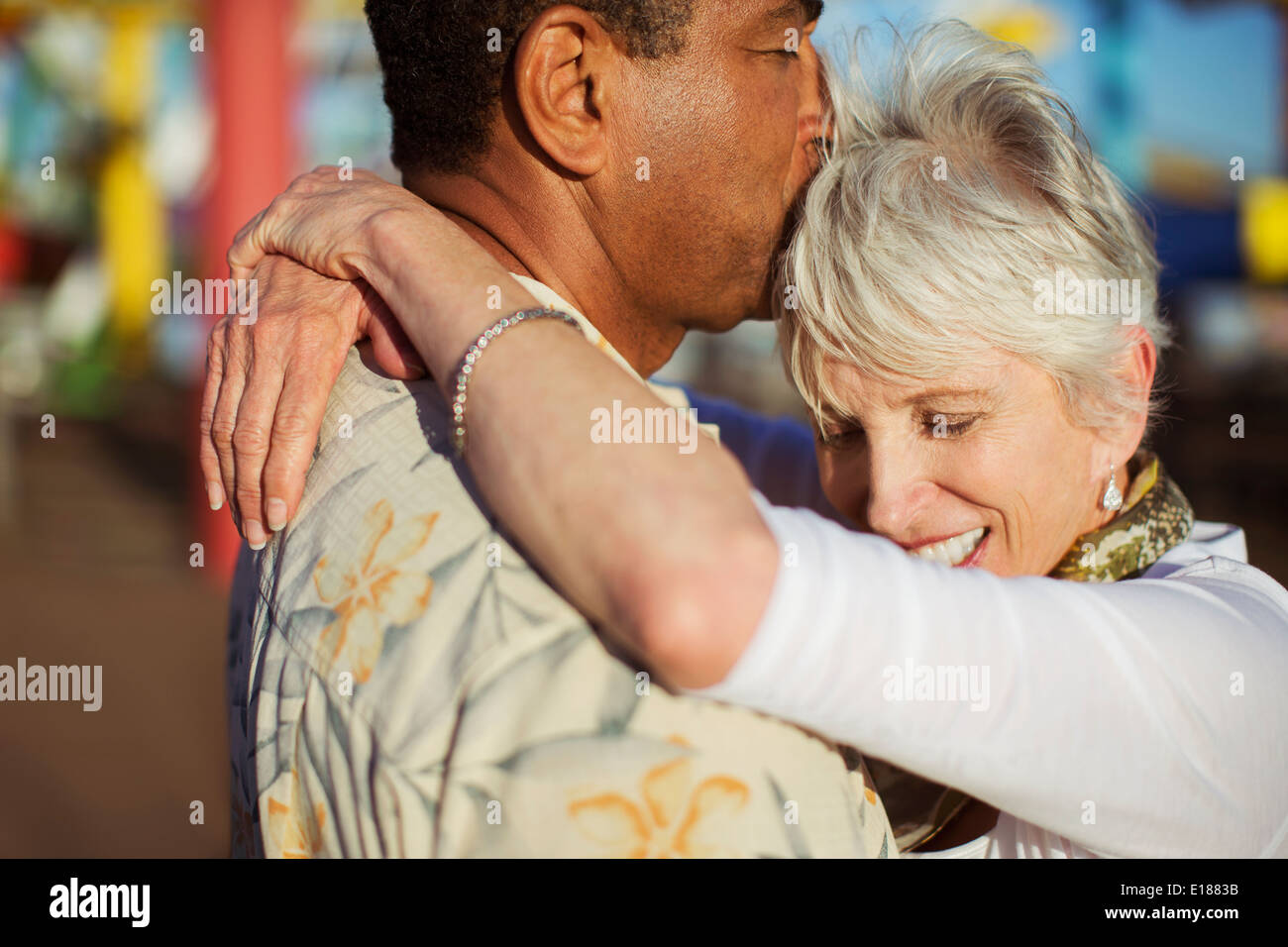 Coppia senior kissing all'aperto Foto Stock