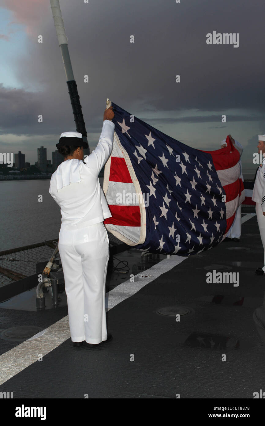 New York, New York, Stati Uniti d'America. Xxiv Maggio, 2014. Admiral's cena a bordo USS Oak Hill (LSD 51) Ammiraglio Scott A. Stearney Commander Carrier Strike gruppo quattro. © Bruce Cotler/Globe foto/ZUMAPRESS.com/Alamy Live News Foto Stock