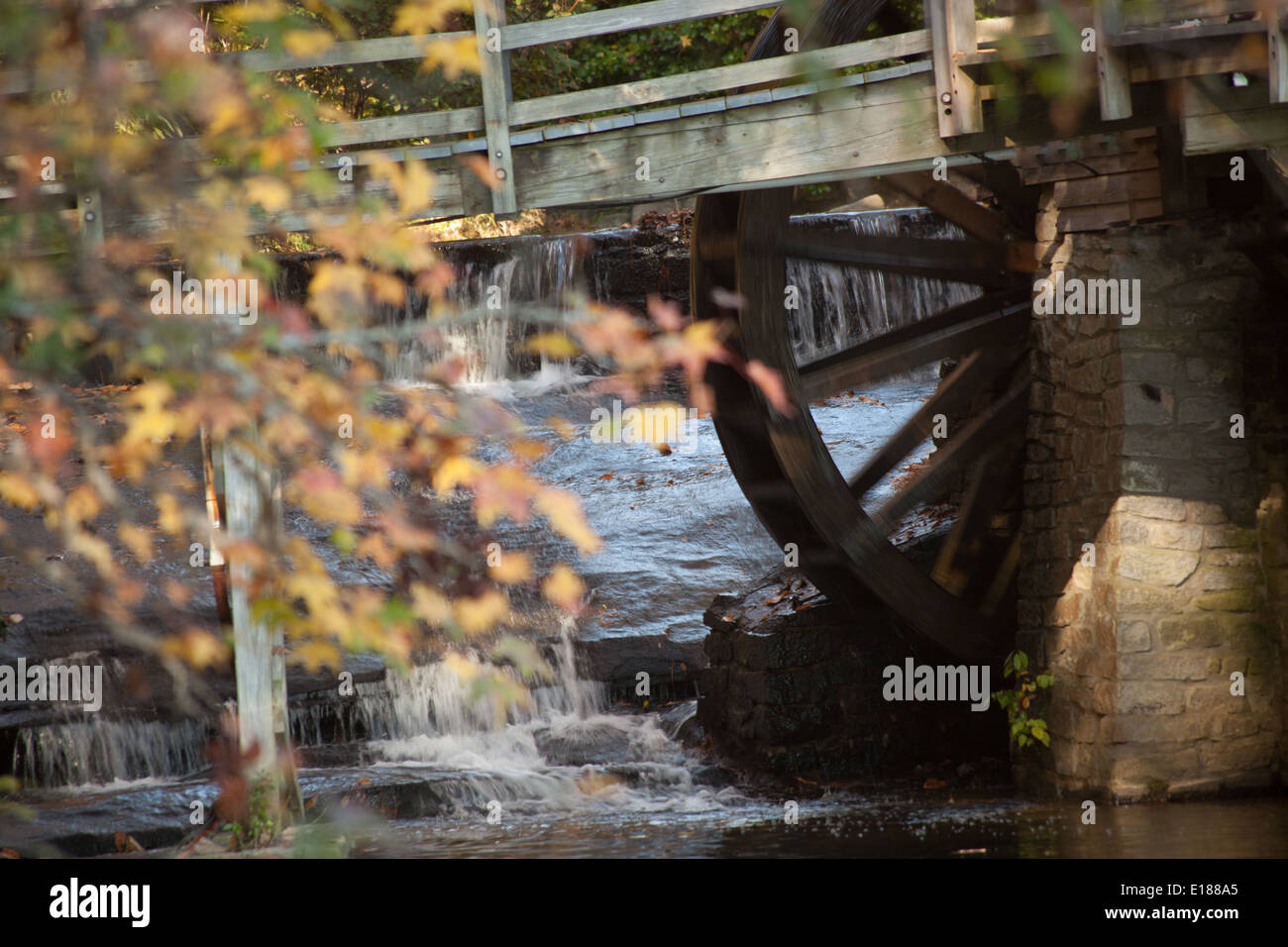 Grist Mill fatta di vecchio legno stagionato e con la vecchia ruota di acqua, nell'autunno dell'anno Foto Stock