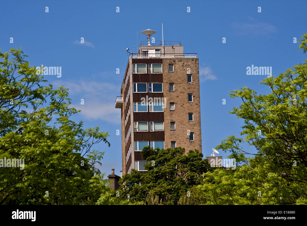 Vista del paesaggio dell'università con due "NOAA SeaStar Terra Aqua polari" antenne paraboliche sul tetto a Dundee, Regno Unito Foto Stock