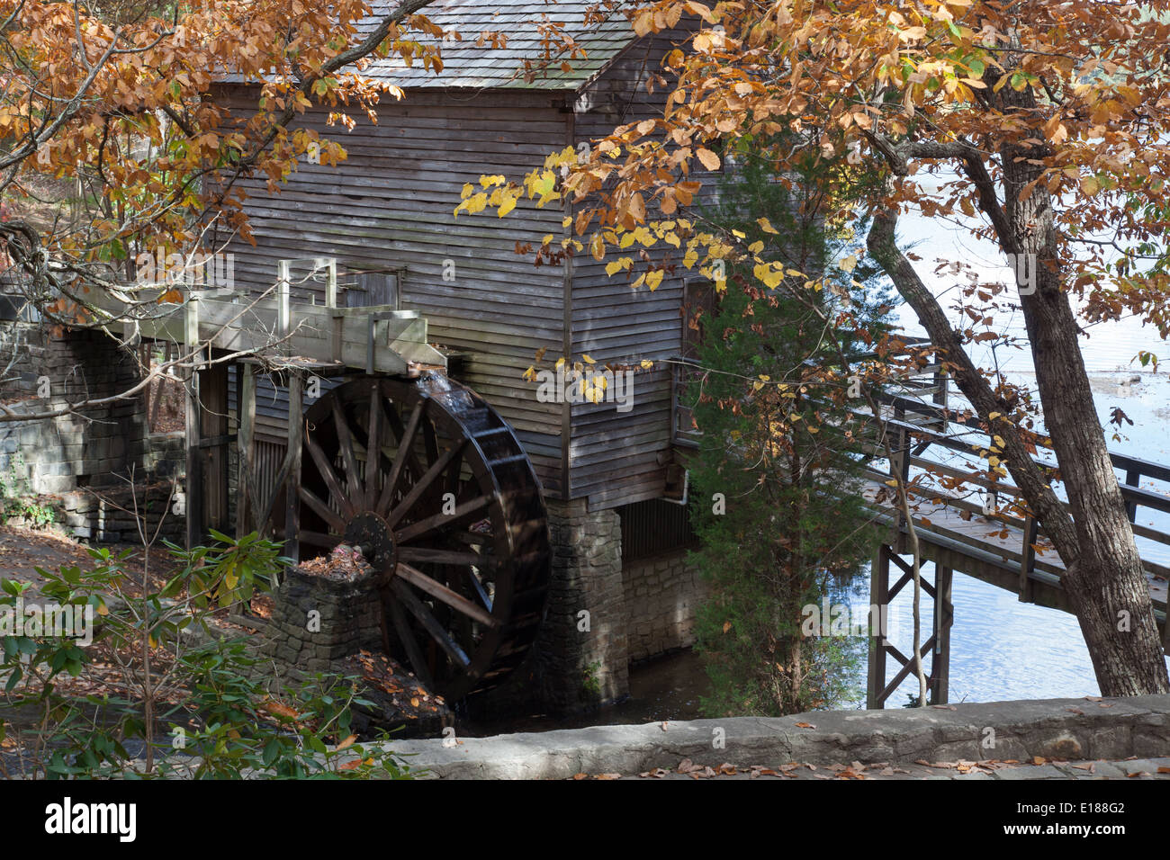 Grist Mill fatta di vecchio legno stagionato e con la vecchia ruota di acqua, nell'autunno dell'anno Foto Stock