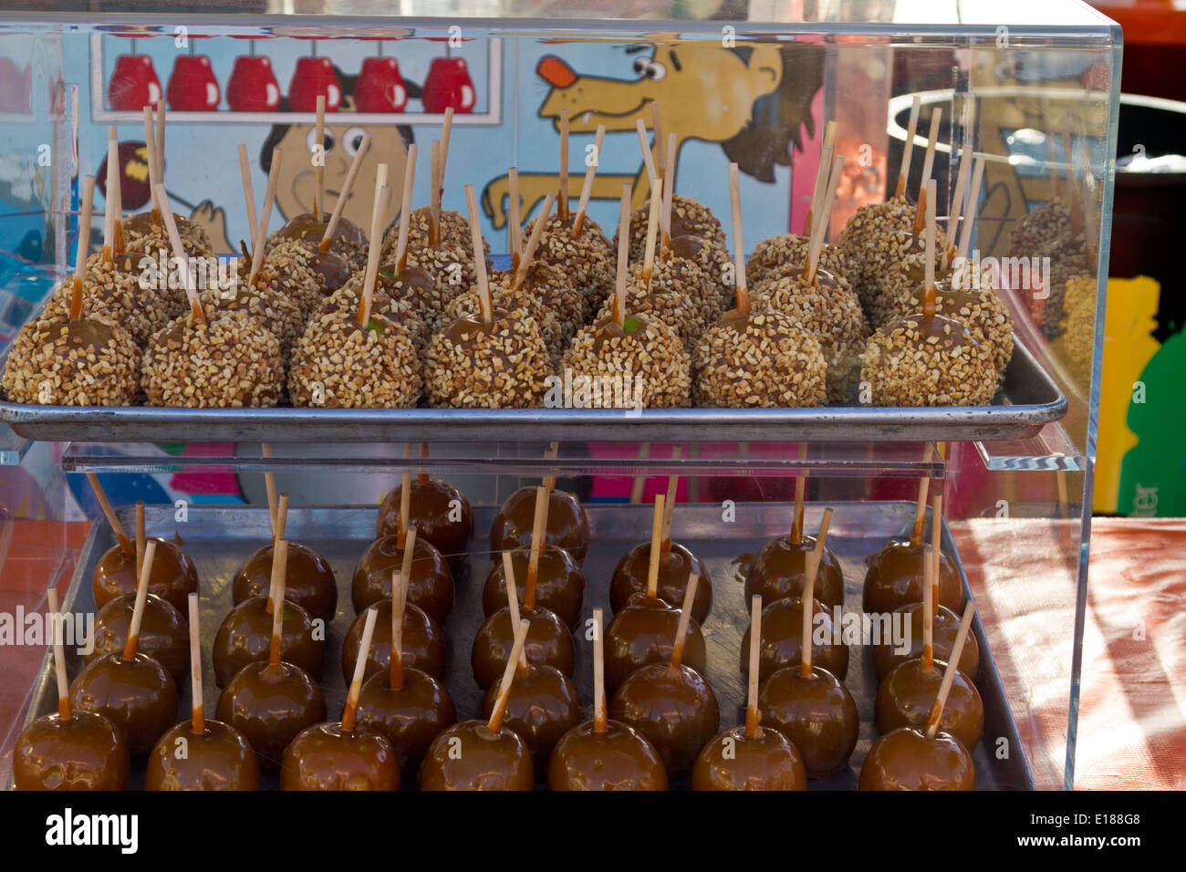 Caramello mele su un bastone per la vendita ad una concessione di stand al carnevale Foto Stock