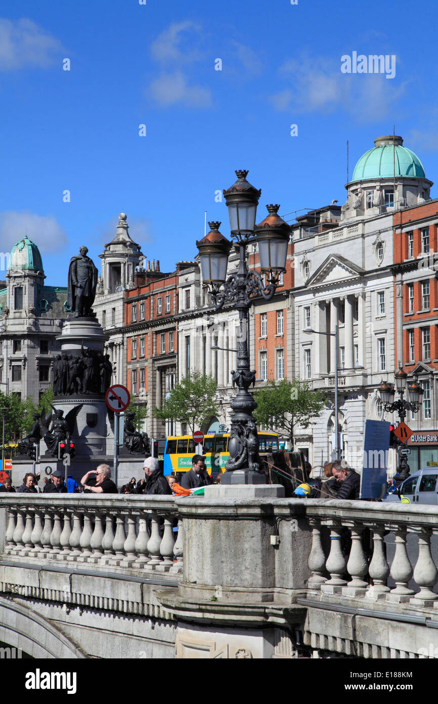 Irlanda, Dublino, O'Connell Street, Daniel O'Connel statua, O'Connel Bridge, Foto Stock