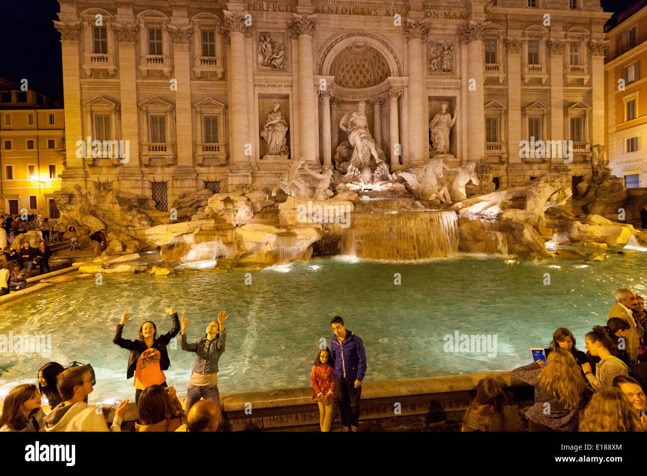 La gente alla Fontana di Trevi di notte, Roma Italia Europa Foto Stock