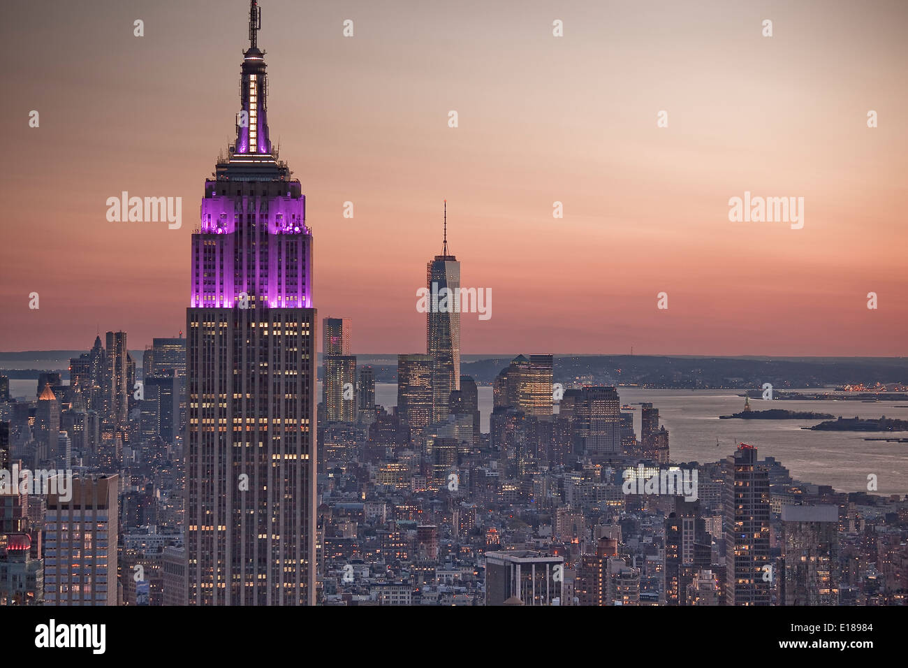 Empire State Building all'alba, la città di New York, New York, Stati Uniti Foto Stock