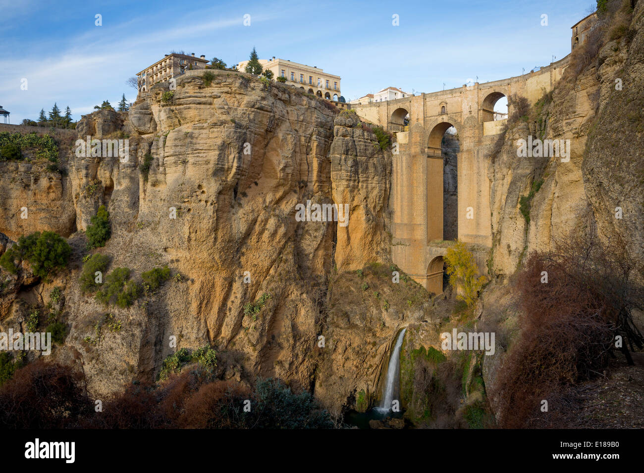 Vista di Ronda e scogliere, Andalucía'a, Spagna Foto Stock