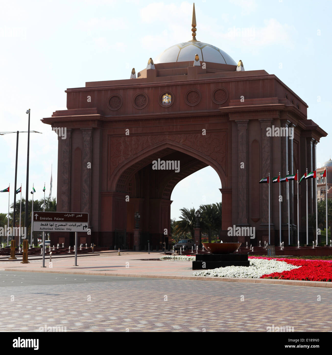 Arco d'ingresso alla Emirates Palace di Abu Dhabi. Foto Stock