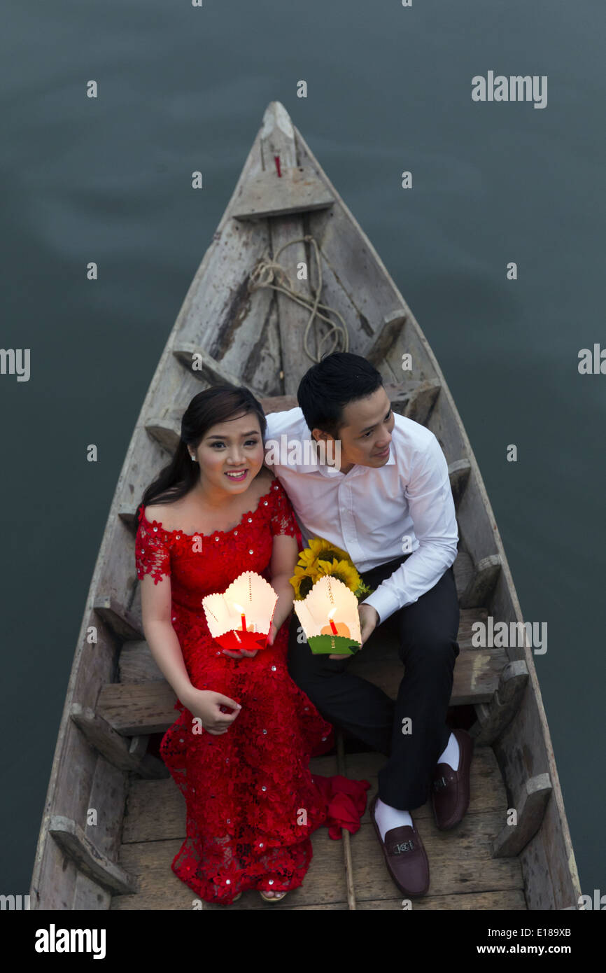 Un matrimonio giovane passeggiando su una barca sul fiume Thu Bon. Foto Stock