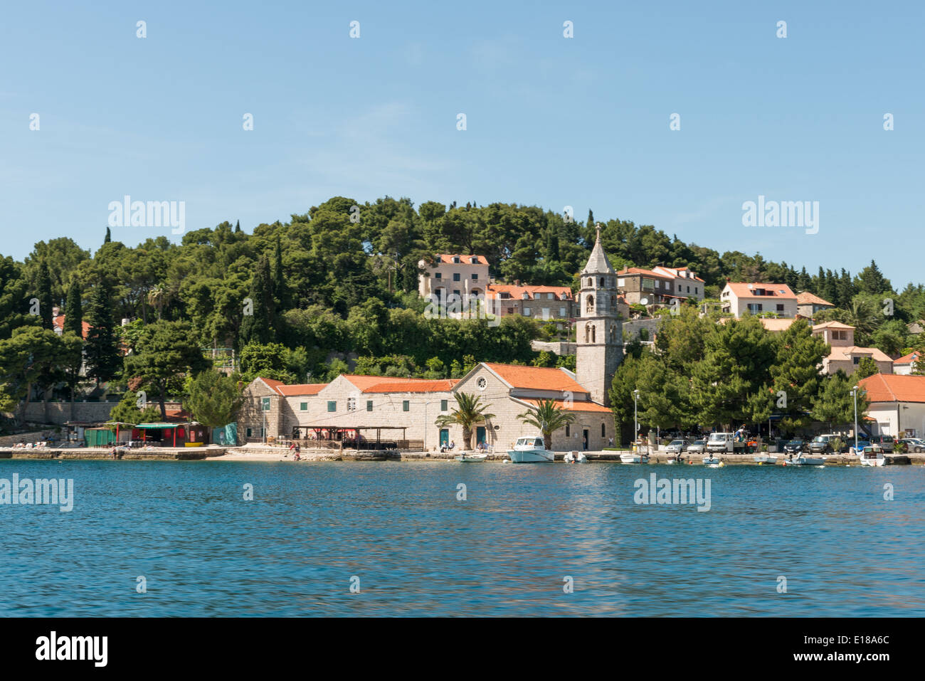 Il Lungomare, Cavtat, guardando attraverso verso la chiesa, Croazia, Europa Foto Stock