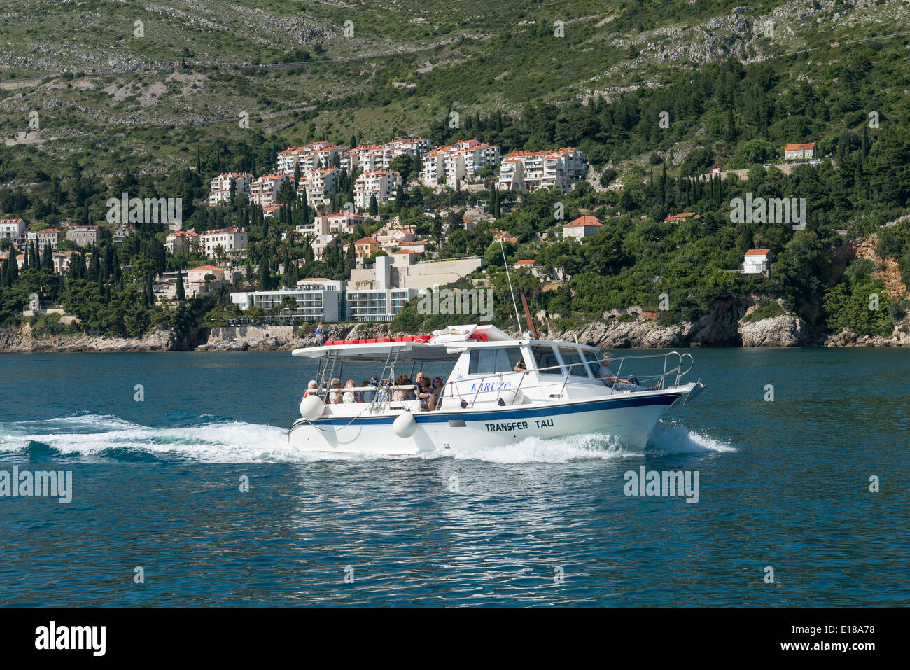 Una barca turistica nel mare Adriatico vicino a Porto Vecchio Porto di Dubrovnik, Croazia Foto Stock