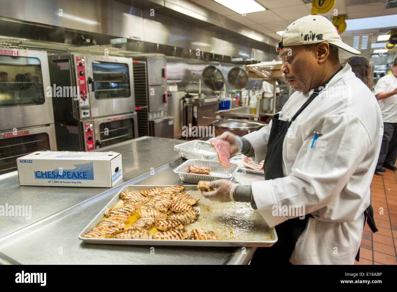 L uomo nella preparazione degli alimenti in cucina commerciale in College Park, Maryland, Stati Uniti d'America Foto Stock