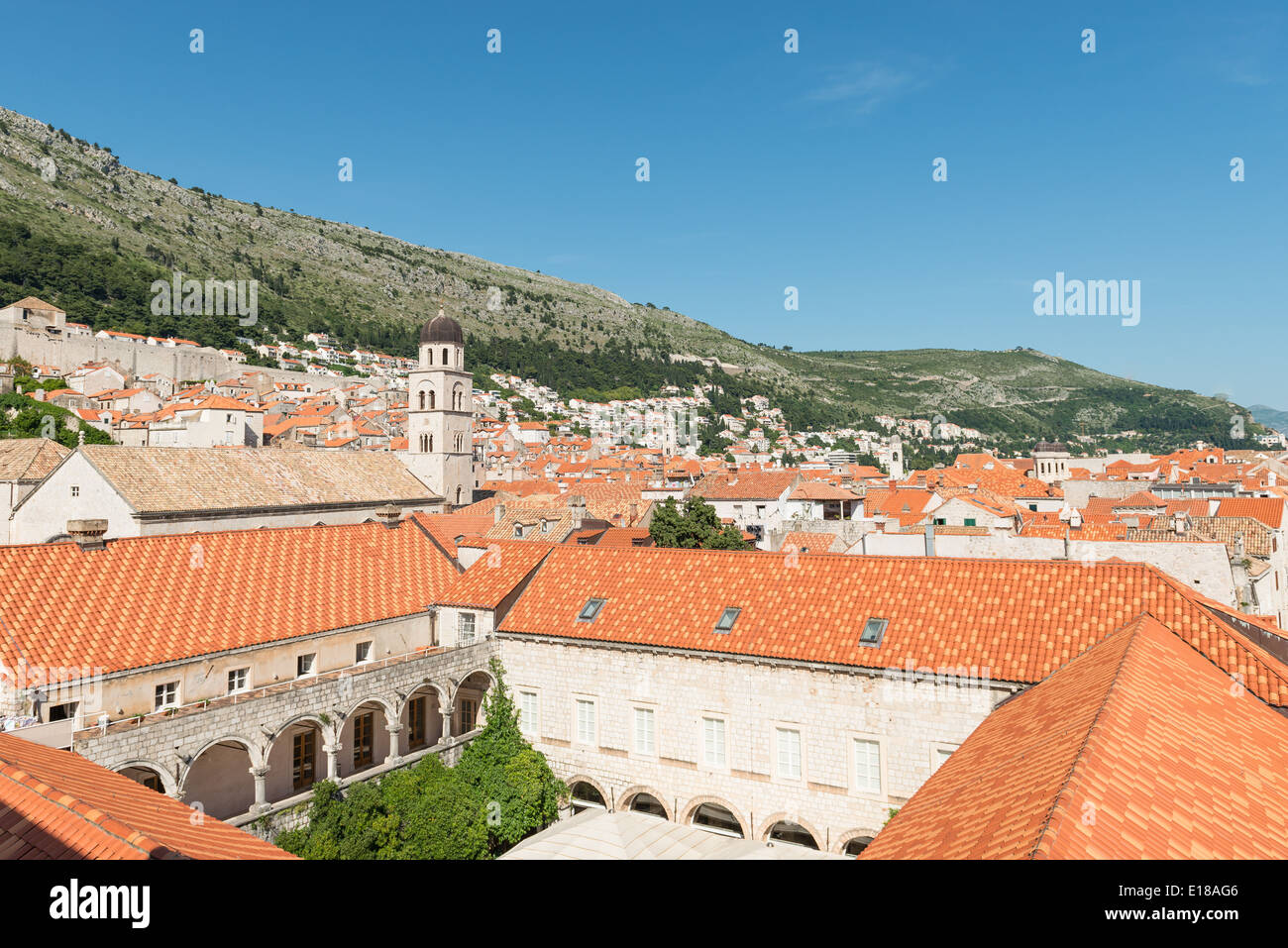 Tetti rossi della città vecchia di Dubrovnik con le montagne sullo sfondo - Dubrovnik CROAZIA Foto Stock