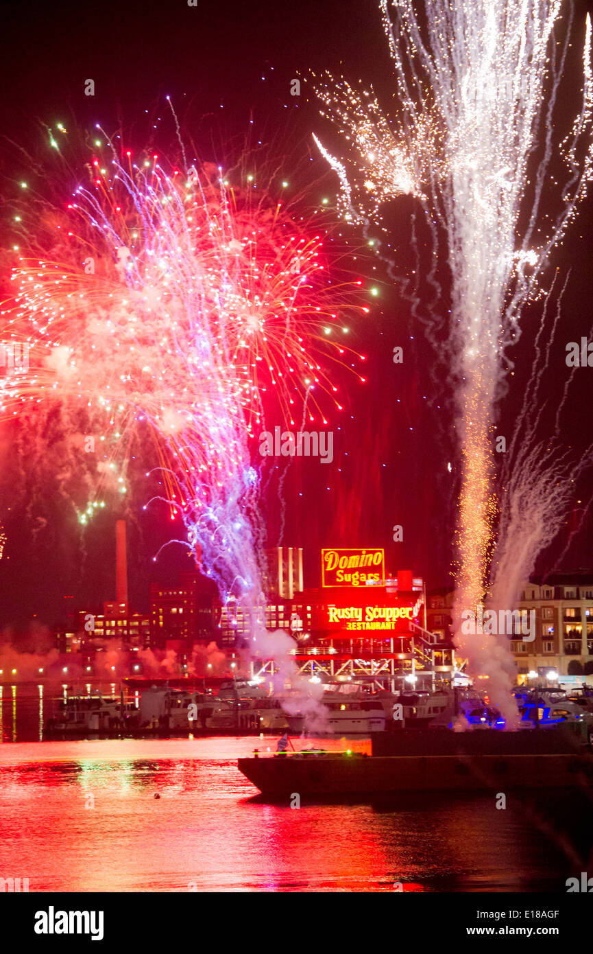 Fuochi d'artificio durante la vigilia di Capodanno celebrazione presso la Baltimore Inner Harbor. Baltimore, Maryland, Stati Uniti d'America Foto Stock