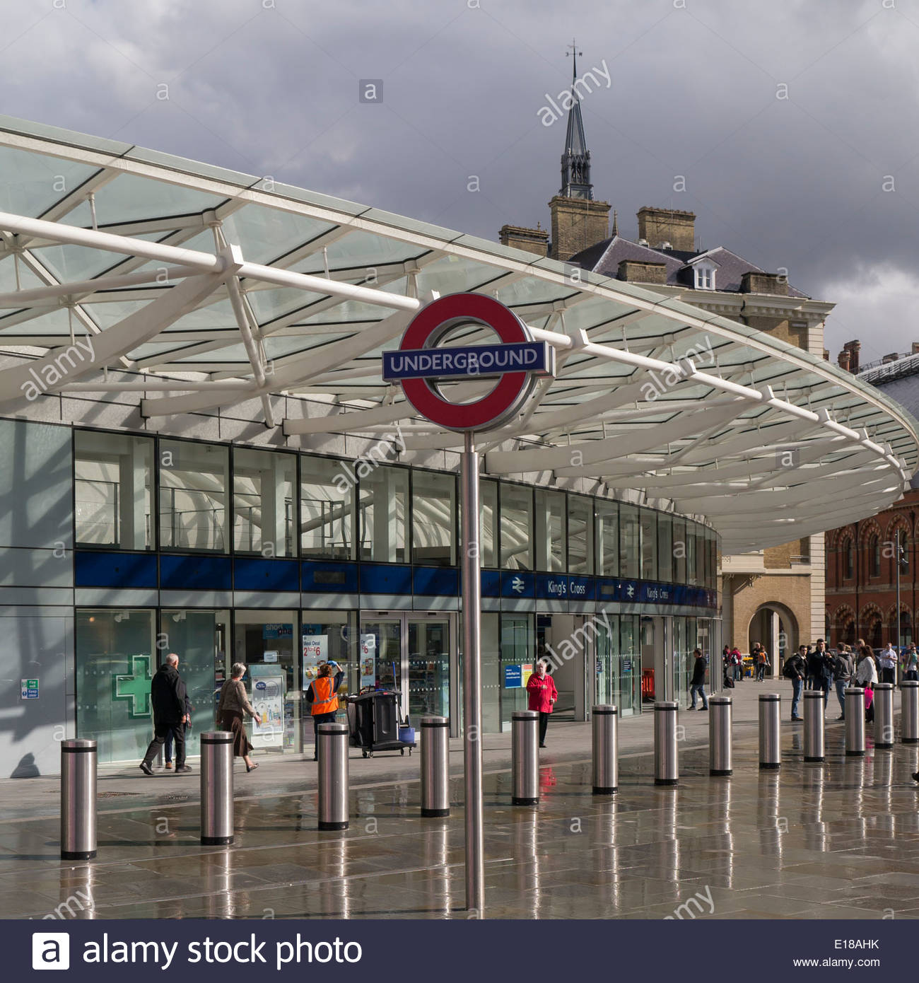 Kings Cross St Pancras Stazione Metropolitana Di Firmare E Tettoia Londra Foto Stock Alamy