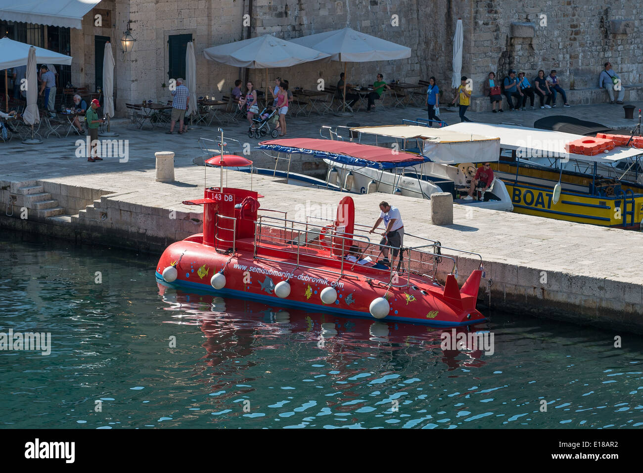 Dubrovnik Città Vecchia porto con un sottomarino rosso, Croazia Foto Stock