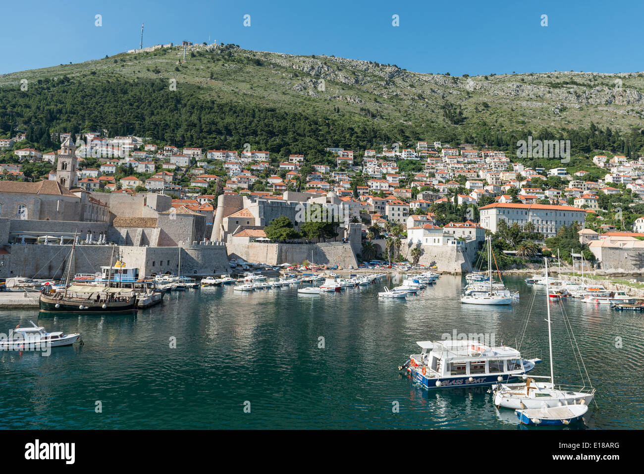 Vista sul porto con barche in primo piano e le mura della città vecchia in vista, Dubrovnik, Croazia Foto Stock