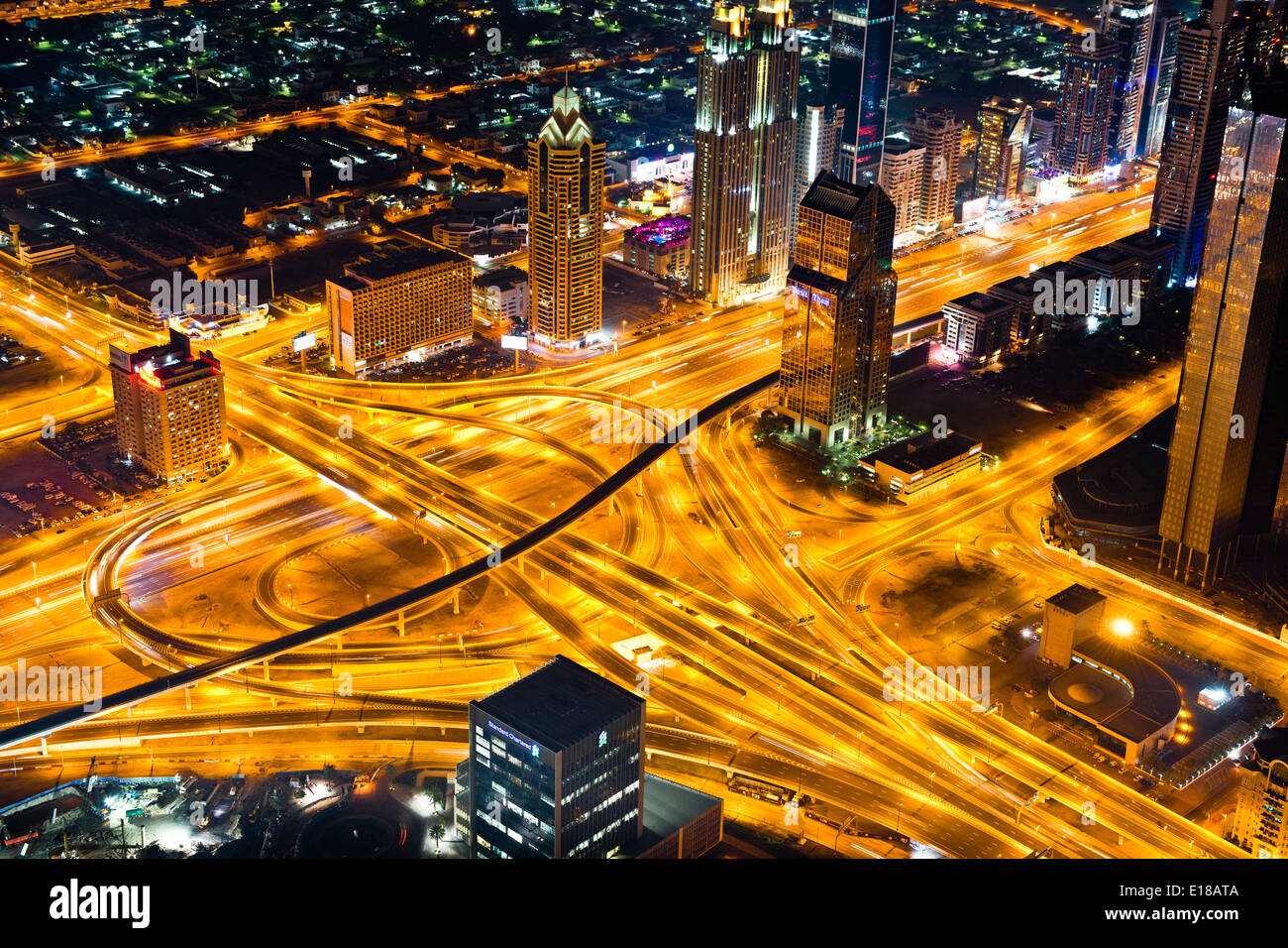 Golden road Dubai in Asia. Scattare dal Burj Khalifa Foto Stock