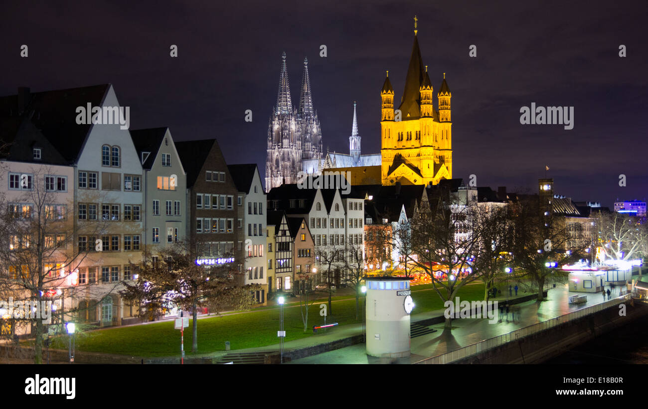 Vista del fiume della chiesa del grande San Martino e Cattedrale di Colonia , Germania Foto Stock