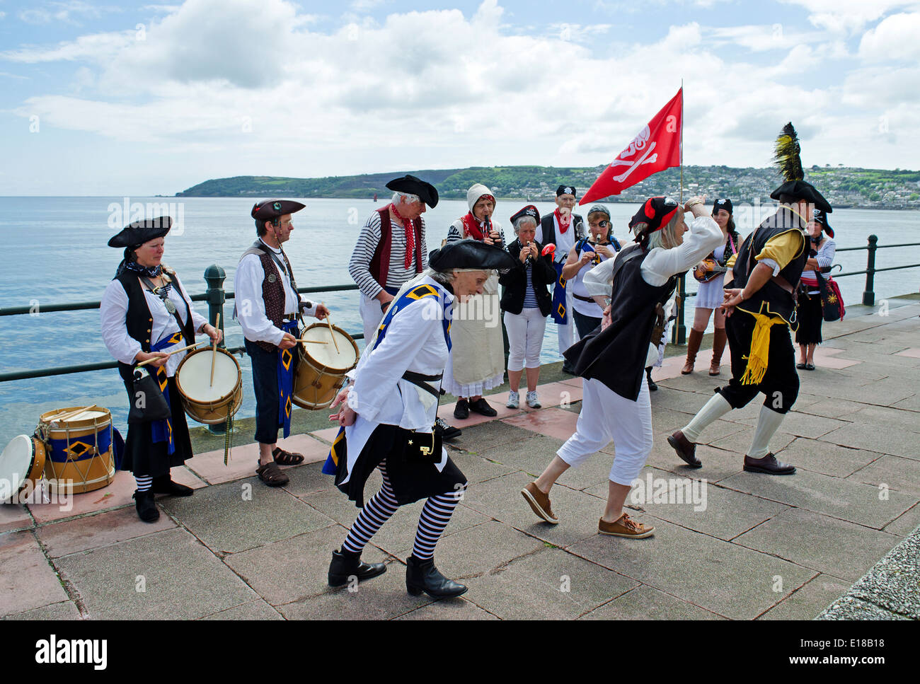 Cornish folk gruppo sul lungomare a Penzance, Cornwal, REGNO UNITO Foto Stock