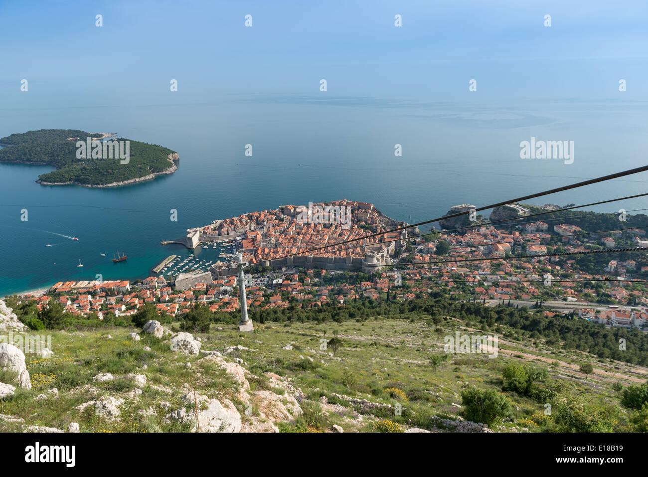 Guardando verso il basso sulla Città Vecchia, Dubrovnik, dalla parte superiore della funivia Foto Stock