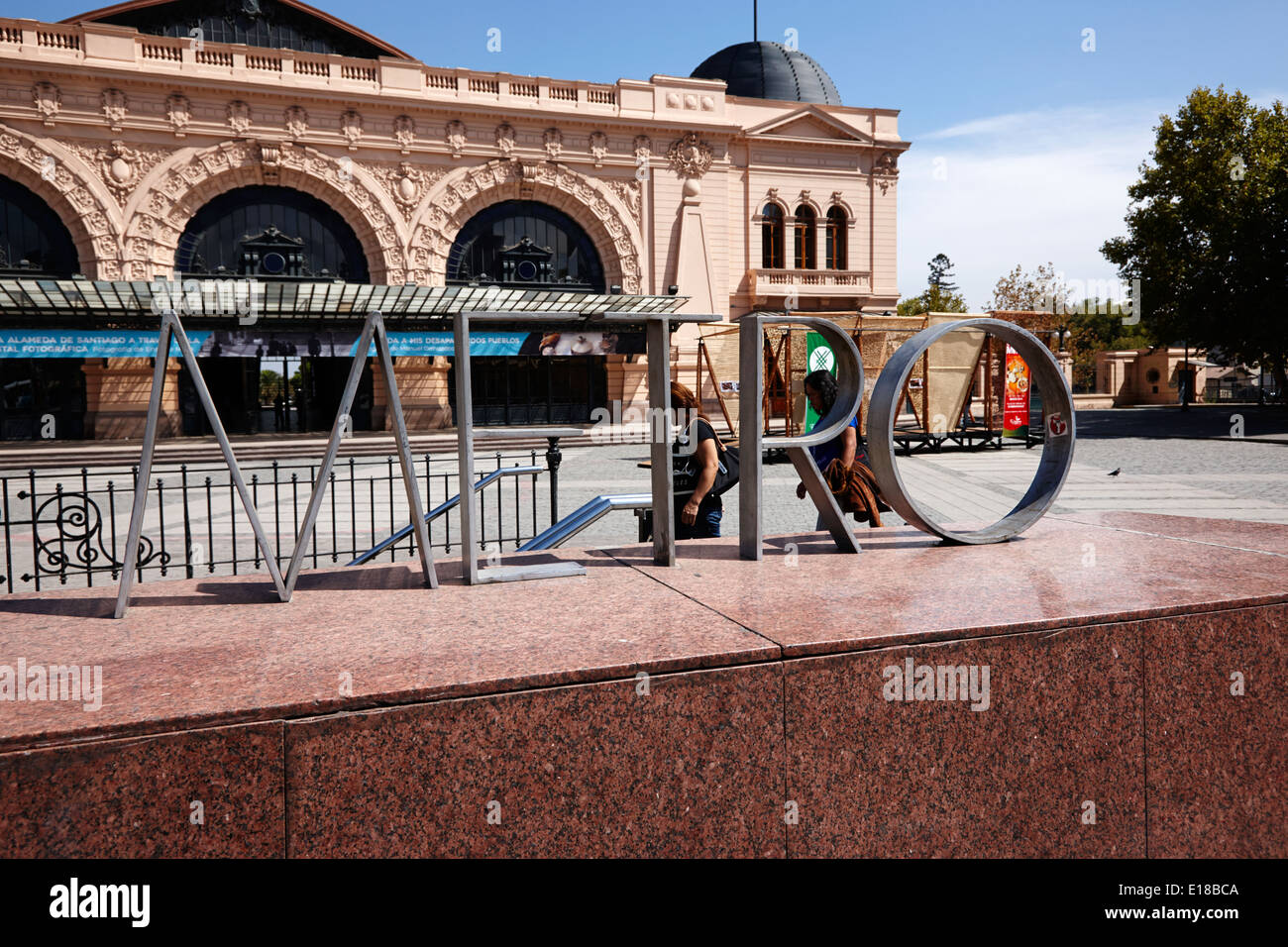 La stazione della metropolitana presso l'ex mapocho stazione ferroviaria ora centro culturale di Santiago del Cile Foto Stock