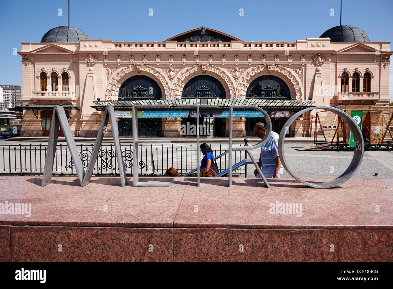 La stazione della metropolitana presso l'ex mapocho stazione ferroviaria ora centro culturale di Santiago del Cile Foto Stock