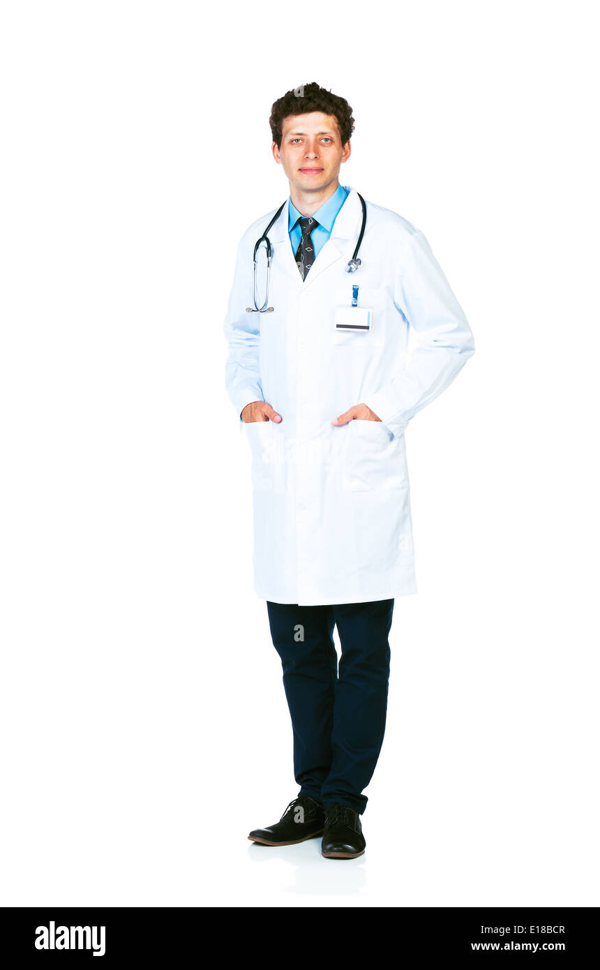 A piena lunghezza ritratto del medico sorridente in piedi su sfondo bianco Foto Stock