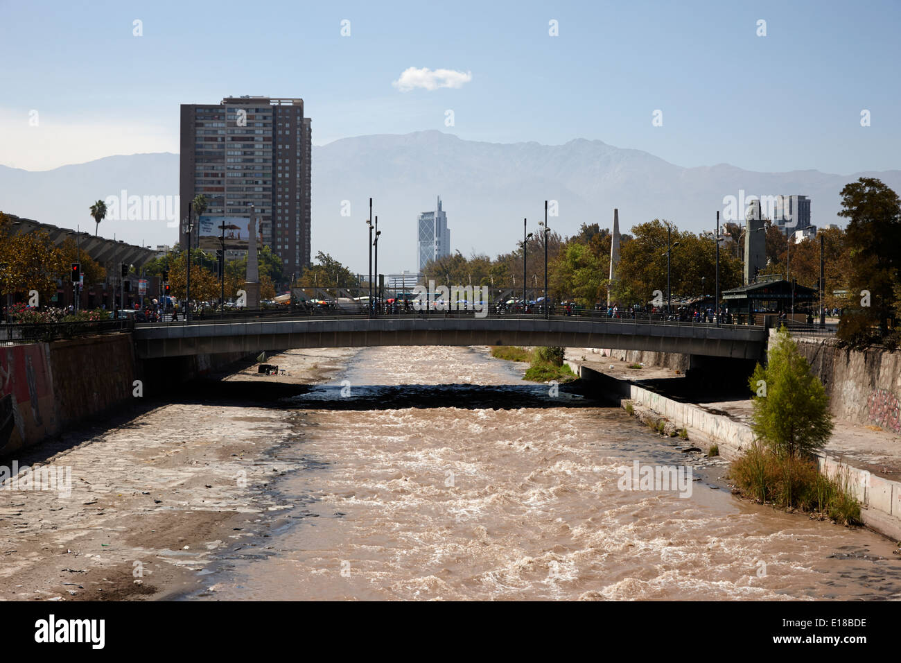 Fiume Mapocho, che scorre attraverso il centro cittadino di Santiago del Cile con montagne delle Ande in background Foto Stock