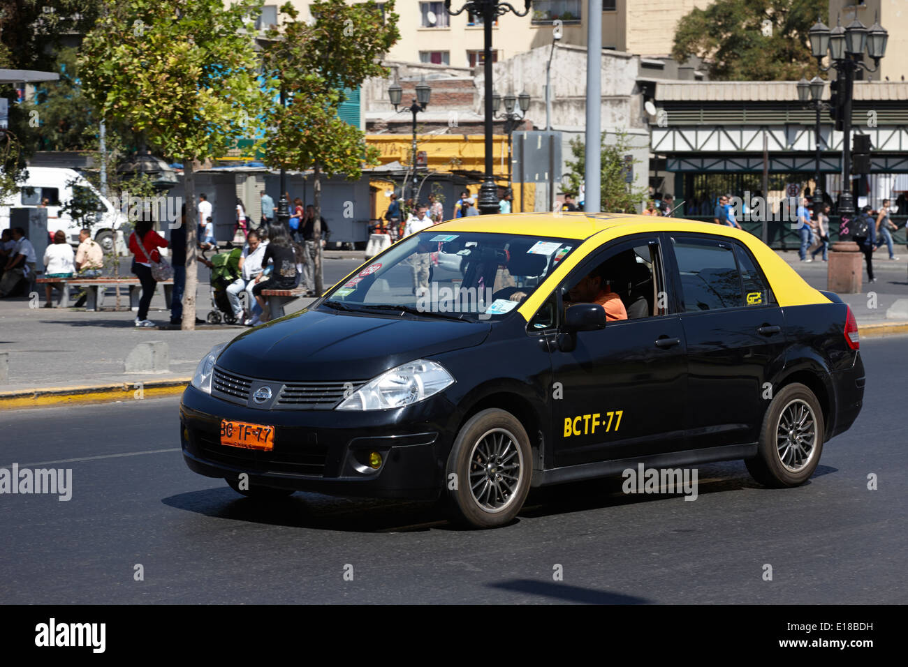 Il giallo e il nero city taxi Santiago del Cile Foto Stock