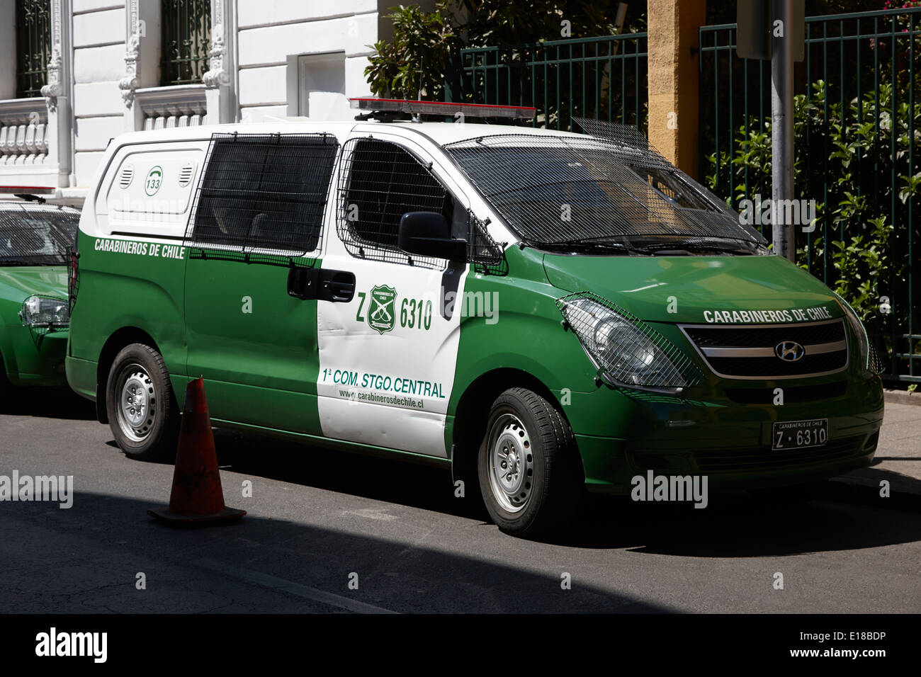 Carabineros de chile nazionali di polizia pattuglia radio riot van veicolo nel centro storico di Santiago del Cile Foto Stock