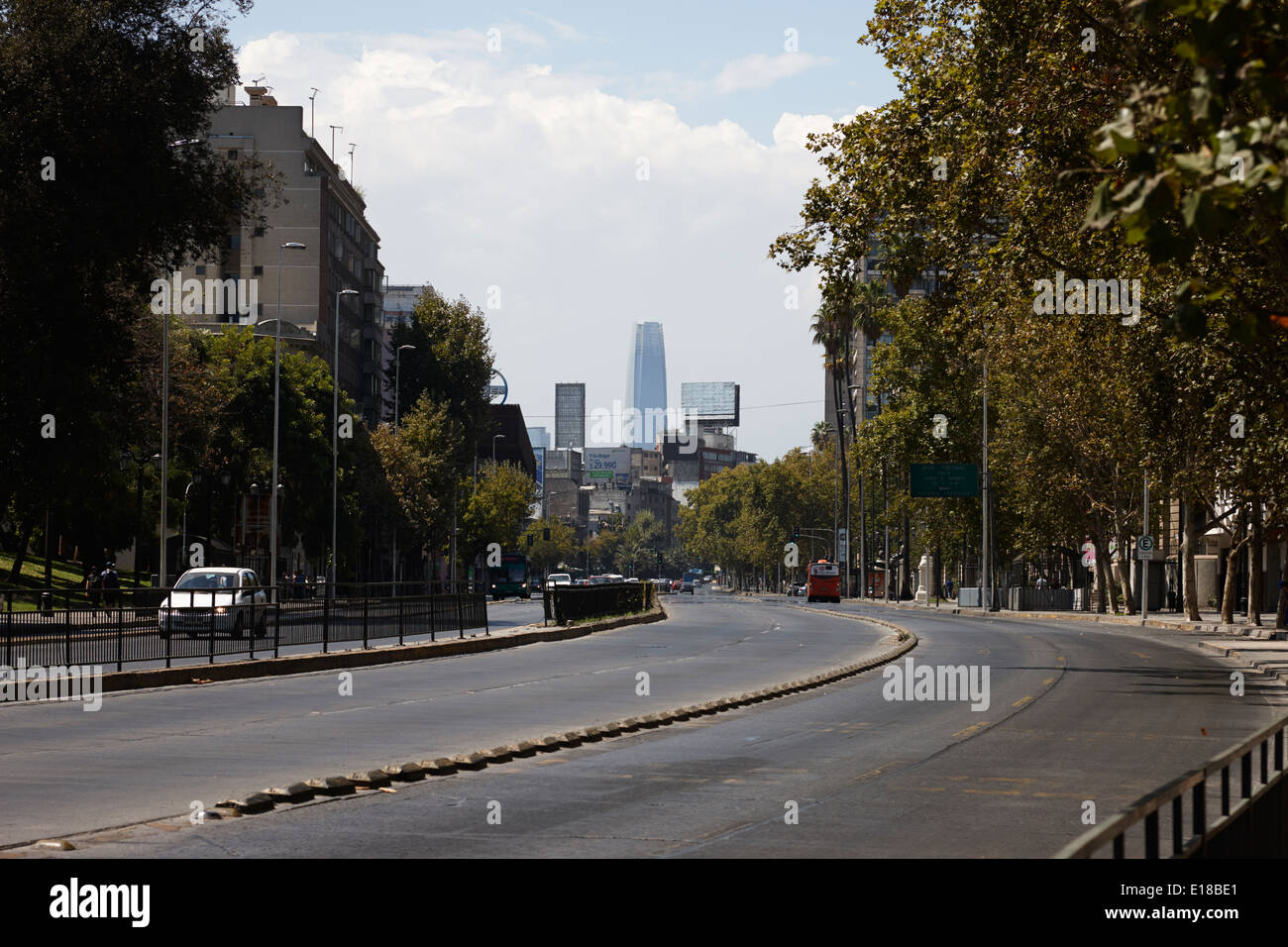 Avenida Libertador General bernado O'Higgins downtown Santiago del Cile guardando in direzione di Providencia e grand torre Foto Stock