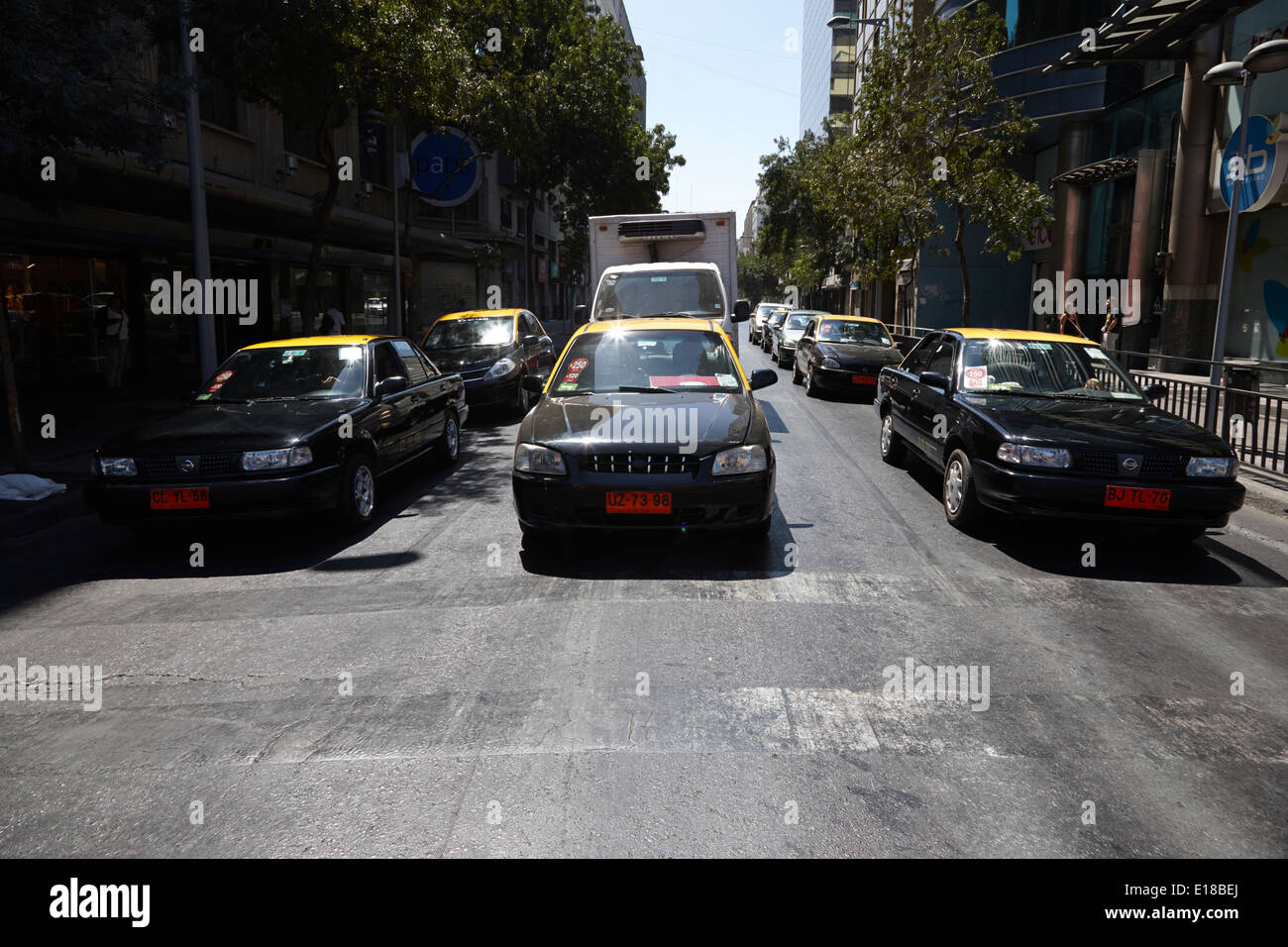 Il giallo e il nero city taxi I taxi in centro a Santiago del Cile Foto Stock