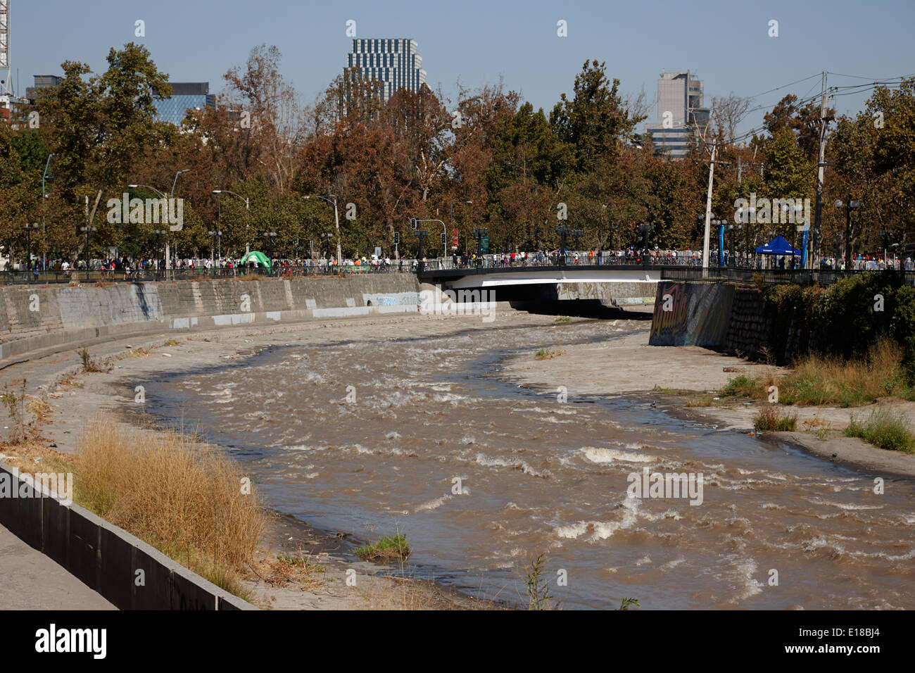 Fiume Mapocho, che scorre attraverso la providencia Santiago del Cile Foto Stock