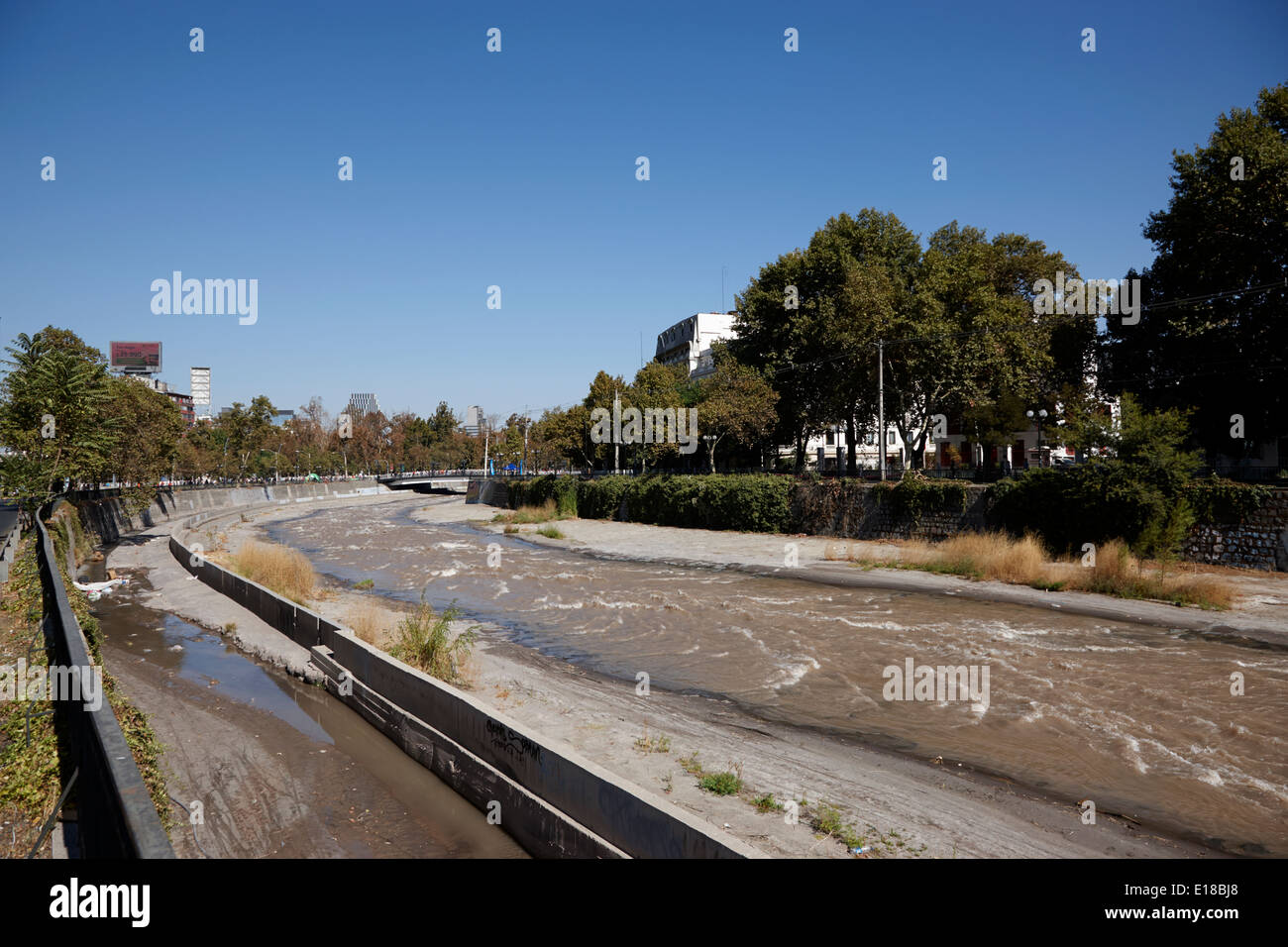 Fiume Mapocho, che scorre attraverso la providencia Santiago del Cile Foto Stock