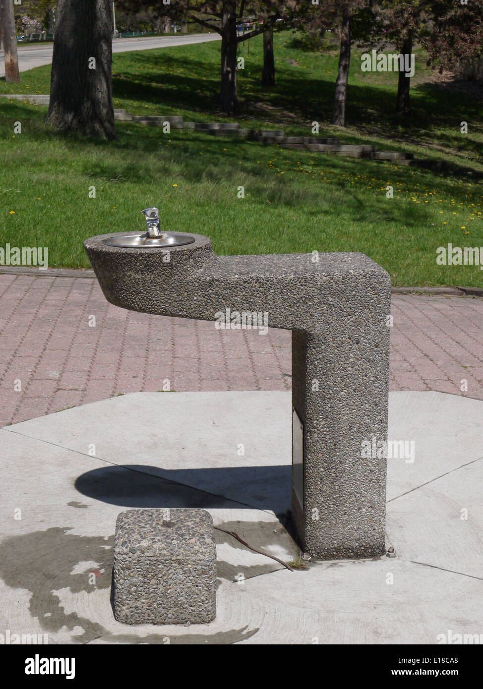 Bere acqua fontana rubinetto aperto estate Foto Stock