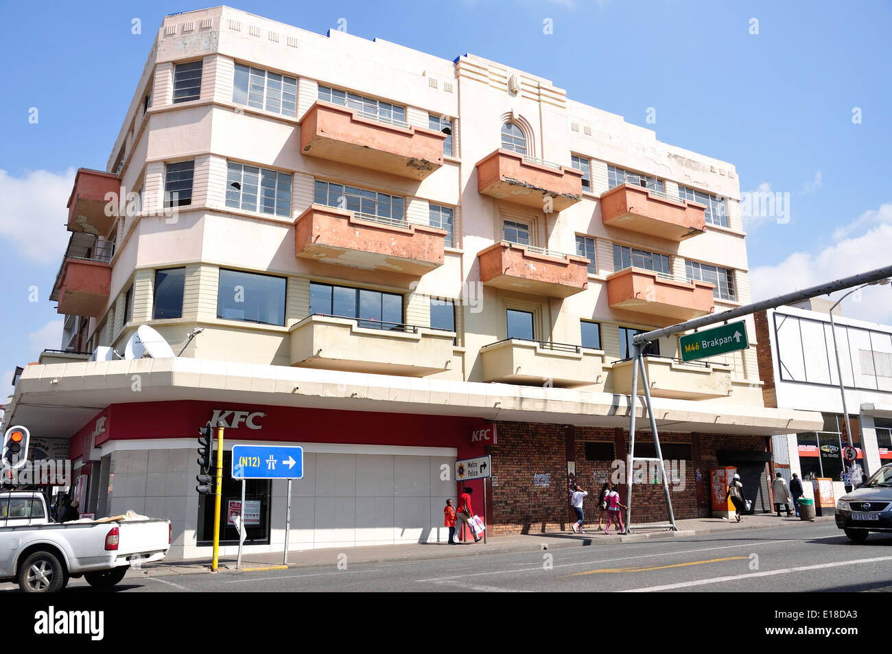 Edificio Art deco in cattivo stato di manutenzione, terza strada, molle, East Rand, provincia di Gauteng, Repubblica del Sud Africa Foto Stock