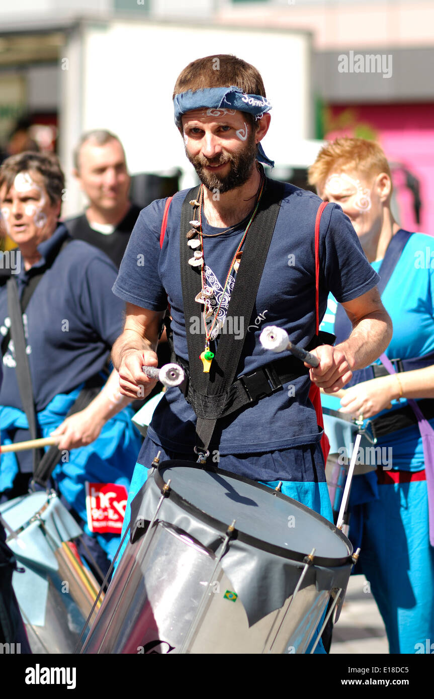 Uomo a tamburo battente a Luton Carnevale 2014 Foto Stock