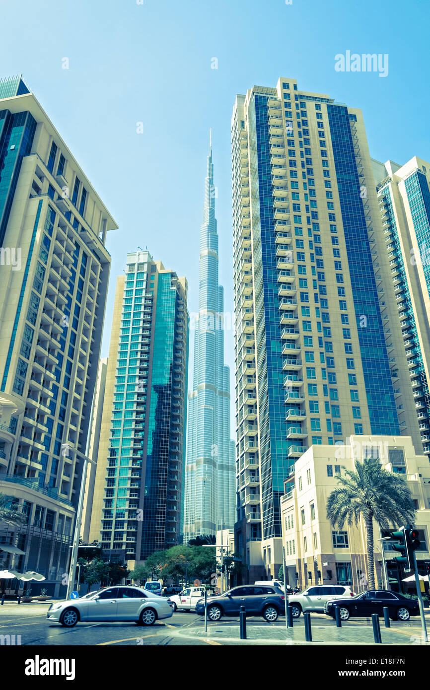 Vista del Burj Khalifa Tower attraverso il moderno appartamento torri in Dubai Emirati Arabi Uniti Foto Stock