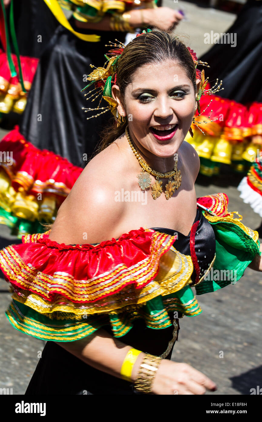 Barranquilla, Colombia - 1 Marzo 2014 - esecutori in costume elaborato cantare, ballare, e passeggiare il loro cammino lungo le strade di Barranquilla durante la Battalla de Flores durante il carnevale Foto Stock