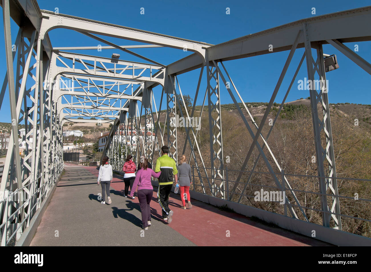 Passerella sul fiume Genil, tra badolatosa (provincia di Siviglia) e jauja (in provincia di Cordoba), itinerario turistico dei banditi, Andalusia, Spagna Foto Stock