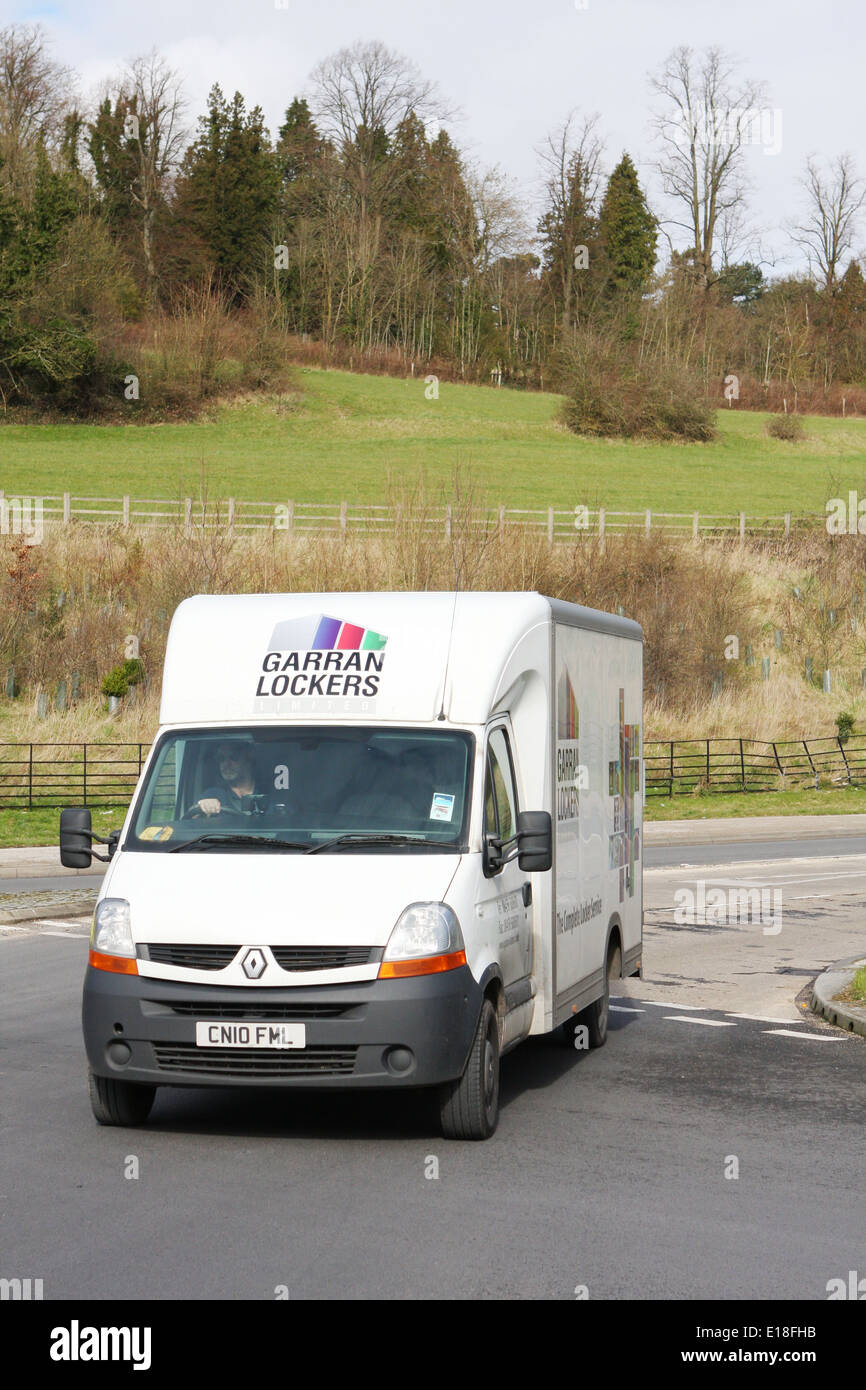 Un Garran armadietti carrello entrando in una rotonda a Coulsdon, Surrey, Inghilterra Foto Stock