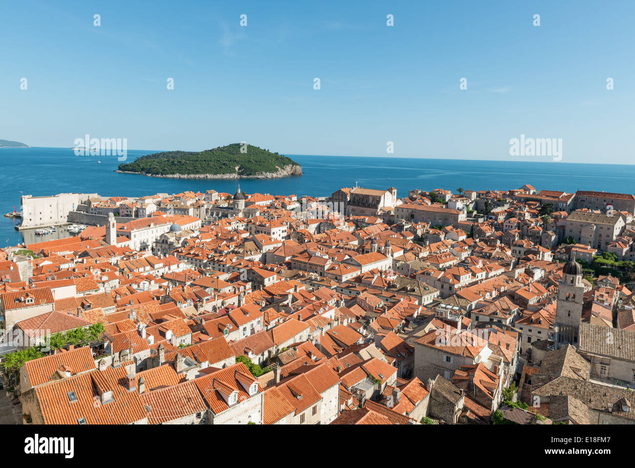 Tetti rossi della città vecchia di Dubrovnik con il mare in background - Dubrovnik CROAZIA Foto Stock